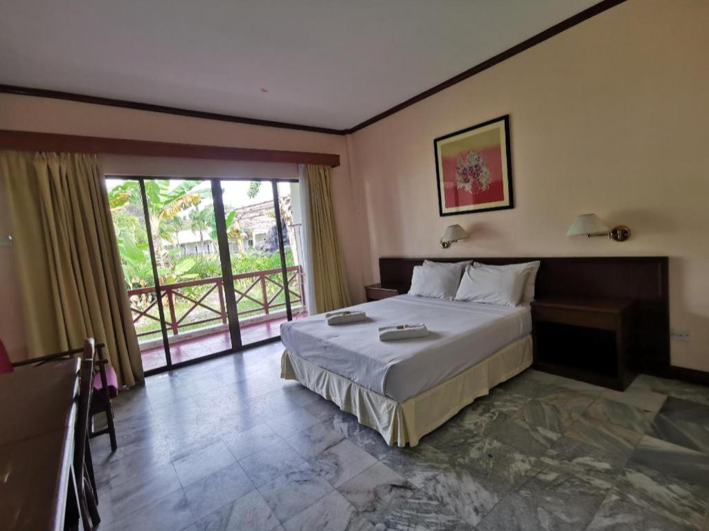 Oyo 89972 Borneo Paradise Beach Hotel Kota Kinabalu Extérieur photo