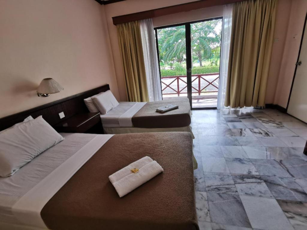 Oyo 89972 Borneo Paradise Beach Hotel Kota Kinabalu Extérieur photo